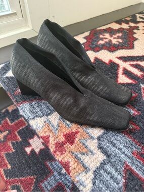 Linea Roma Vintage fabric square toe and triangle shaped heel pumps. Size 8 1/2